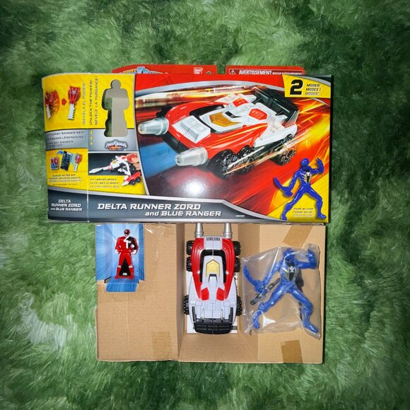 *NEW Bandai Power Rangers Super Megaforce SPD Delta Runner Zord with Ranger Key - Picture 2 of 4